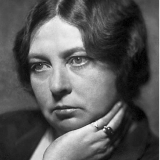 <strong>Sigrid Undset</strong> nasceu em 1882 na Dinamarca, mas mudou-se com a família para a Noruega quando tinha dois anos de idade. Em 1940, Sigrid teve que se mudar para os Estados Unidos devido à sua oposição aos nazistas e à ocupação da Alemanha. Somente com o fim da Segunda Guerra Mundial, em 1945, ela pôde voltar para a Noruega. <strong>Sigrid Undset</strong> nasceu em 1882 na Dinamarca, mas mudou-se com a família para a Noruega quando tinha dois anos de idade. Em 1940, Sigrid teve que se mudar para os Estados Unidos devido à sua oposição aos nazistas e à ocupação da Alemanha. Somente com o fim da Segunda Guerra Mundial, em 1945, ela pôde voltar para a Noruega.