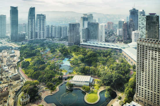 <strong>Malásia. </strong>A Malásia vem se tornando cada vez mais uma opção popular entre os estudantes internacionais. Como reflexo disso, o país fez uma série de investimentos no setor da educação superior, inclusive permitindo a instalação de campus internacionais operados pela University of Nottingham, da Inglaterra, e pela Monash University, da Austrália. O inglês é amplamente utilizado em instituições particulares e também em algumas universidades públicas. Além disso, muitas instituições oferecem cursos de proficiência em inglês para quem deseja se aperfeiçoar no idioma. (Imagem: iStock) <strong>Malásia. </strong>A Malásia vem se tornando cada vez mais uma opção popular entre os estudantes internacionais. Como reflexo disso, o país fez uma série de investimentos no setor da educação superior, inclusive permitindo a instalação de campus internacionais operados pela University of Nottingham, da Inglaterra, e pela Monash University, da Austrália. O inglês é amplamente utilizado em instituições particulares e também em algumas universidades públicas. Além disso, muitas instituições oferecem cursos de proficiência em inglês para quem deseja se aperfeiçoar no idioma. (Imagem: iStock)