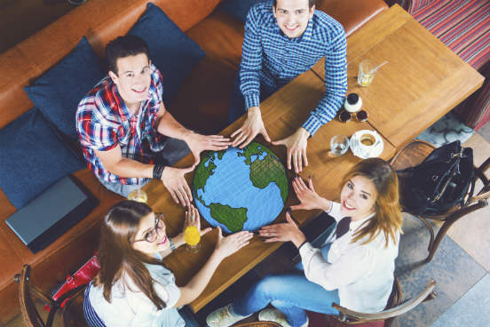 Para quem tem vontade de fazer um intercâmbio acadêmico em inglês ou até mesmo um curso intensivo no exterior para se aperfeiçoar na língua, é natural pensar em ir para países anglófonos, como os Estados Unidos, Canadá e Austrália. No entanto, muitos outros países ao redor do mundo oferecem oportunidades para quem deseja estudar em inglês - mesmo se essa não for a língua oficial deles. Saiba mais a seguir. (Imagem: iStock) Para quem tem vontade de fazer um intercâmbio acadêmico em inglês ou até mesmo um curso intensivo no exterior para se aperfeiçoar na língua, é natural pensar em ir para países anglófonos, como os Estados Unidos, Canadá e Austrália. No entanto, muitos outros países ao redor do mundo oferecem oportunidades para quem deseja estudar em inglês - mesmo se essa não for a língua oficial deles. Saiba mais a seguir. (Imagem: iStock)