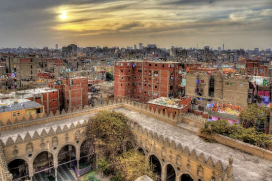 <strong>Egito. </strong>Apesar de a língua oficial do Egito ser o árabe, o inglês é extremamente utilizado em locais e cidades turísticas - prova disso é que muitas placas nas ruas estão tanto em árabe quanto em inglês. Além disso, instituições como a British University in Egipt e a American University in Cairo utilizam o inglês em suas aulas. (Imagem: iStock) <strong>Egito. </strong>Apesar de a língua oficial do Egito ser o árabe, o inglês é extremamente utilizado em locais e cidades turísticas - prova disso é que muitas placas nas ruas estão tanto em árabe quanto em inglês. Além disso, instituições como a British University in Egipt e a American University in Cairo utilizam o inglês em suas aulas. (Imagem: iStock)