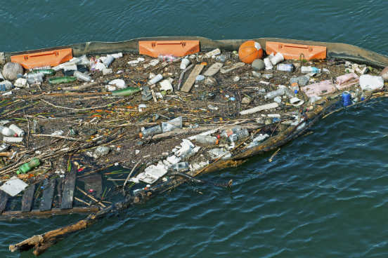 Apesar de se tratarem de estimativas, e não dados que possam ser cientificamente comprovados, os números apresentados pelo relatório da Fundação Ellen MacArthur mostram que a situação atual - como destacada pelo relatório da Surfrider - tende apenas a piorar no futuro. Além de levar séculos para se decompor no oceano, o volume desse resíduo está em constante crescimento. (Imagem: iStock)