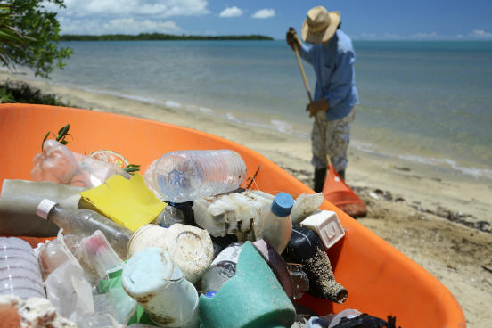 Além disso, os voluntários que auxiliaram na realização do censo recolheram diversos outros tipos de poluentes nos locais examinados: cordas, cigarros, embalagens de alimentos e até mesmo resíduos sanitários foram encontrados nas águas. (Imagem: iStock) Além disso, os voluntários que auxiliaram na realização do censo recolheram diversos outros tipos de poluentes nos locais examinados: cordas, cigarros, embalagens de alimentos e até mesmo resíduos sanitários foram encontrados nas águas. (Imagem: iStock)