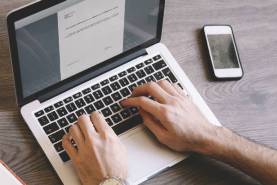 Se você gosta de usar pontos de exclamação, vá com calma - o recomendável é utilizar apenas um em um texto de tamanho curto ou médio. Assim, a emoção pode ser transmitida no nível certo. Muitos pontos de exclamação podem ser interpretados, por exemplo, como imaturidade. (Imagem: iStock) Se você gosta de usar pontos de exclamação, vá com calma - o recomendável é utilizar apenas um em um texto de tamanho curto ou médio. Assim, a emoção pode ser transmitida no nível certo. Muitos pontos de exclamação podem ser interpretados, por exemplo, como imaturidade. (Imagem: iStock)