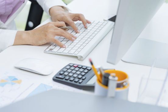 Enviar e receber e-mails s&atilde;o a&ccedil;&otilde;es que fazem parte da rotina de qualquer profissional ou estudante. Mas, seja por distra&ccedil;&atilde;o ou simplesmente pelo grande volume de mensagens que se l&ecirc; e escreve, alguns detalhes podem passar despercebidos na hora de clicar em enviar - o que pode trazer s&eacute;rias consequ&ecirc;ncias posteriormente. Veja, a seguir, algumas dicas para evitar erros e confus&otilde;es na troca de e-mails. (Imagem: iStock)