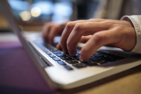 O assunto do e-mail é a primeira coisa que o destinatário pode ver - muitas pessoas, aliás, escolhem se vão abrir o e-mail ou não com base no que está escrito no assunto. Data da reunião alterada e Dúvida rápida sobre o relatório final são bons exemplos de assuntos curtos e objetivos. Outra dica é sempre se preocupar em escrever algo que deixe claro que o e-mail aborda os interesses do destinatário. (Imagem: iStock) O assunto do e-mail é a primeira coisa que o destinatário pode ver - muitas pessoas, aliás, escolhem se vão abrir o e-mail ou não com base no que está escrito no assunto. Data da reunião alterada e Dúvida rápida sobre o relatório final são bons exemplos de assuntos curtos e objetivos. Outra dica é sempre se preocupar em escrever algo que deixe claro que o e-mail aborda os interesses do destinatário. (Imagem: iStock)