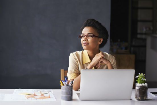 Forne&ccedil;a ao seu destinat&aacute;rio algumas informa&ccedil;&otilde;es sobre voc&ecirc; - nome completo, cargo e nome da empresa (se voc&ecirc; trabalha) e n&uacute;mero de telefone, por exemplo, formam um bom conjunto para uma assinatura de e-mail. &Eacute; recomend&aacute;vel utilizar a mesma fonte, tamanho e cor do corpo do e-mail. (Imagem: iStock)