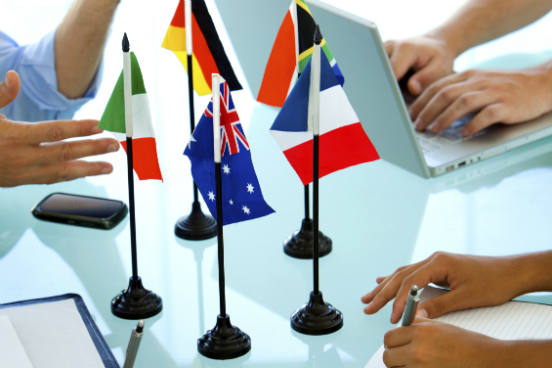 A má comunicação pode acontecer facilmente quando existem diferenças culturais. Na forma escrita essa tendência é maior ainda, já que não se pode ver a linguagem corporal da outra pessoa. Por isso, é fundamental adequar a mensagem ao modo como seu destinatário está habituado (ou ao menos até o ponto onde você conhece essa outra cultura). (Imagem: iStock) A má comunicação pode acontecer facilmente quando existem diferenças culturais. Na forma escrita essa tendência é maior ainda, já que não se pode ver a linguagem corporal da outra pessoa. Por isso, é fundamental adequar a mensagem ao modo como seu destinatário está habituado (ou ao menos até o ponto onde você conhece essa outra cultura). (Imagem: iStock)