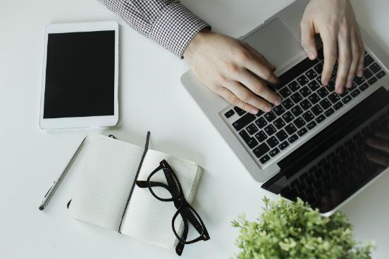 &Eacute; dif&iacute;cil responder todos os e-mails recebidos, mas &eacute; preciso ao menos tentar. Isso inclui e-mails enviados acidentalmente para a sua conta - especialmente se quem mandou est&aacute; esperando uma resposta. Um bom exemplo seria dizer sei que voc&ecirc; deve estar bastante ocupado, mas acho que voc&ecirc; mandou esse e-mail para mim por engano. Achei que voc&ecirc; deveria saber para poder envi&aacute;-lo para a pessoa certa. (Imagem: iStock)