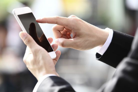 Seus erros n&atilde;o v&atilde;o passar despercebidos pelos destinat&aacute;rios do e-mail - e, dependendo do tipo de erro, voc&ecirc; pode at&eacute; ser julgado por causa dele. N&atilde;o confie no corretor ortogr&aacute;fico, especialmente se voc&ecirc; estiver escrevendo de um smartphone. Releia o texto algumas vezes antes de enviar e evite conflitos desnecess&aacute;rios. (Imagem: iStock)