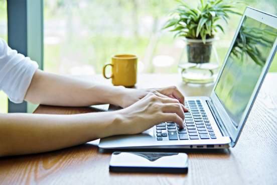 Acidentes acontecem, mas eles sempre podem ser evitados. Deixar para escrever o e-mail do destinat&aacute;rio por &uacute;ltimo previne um envio acidental do texto antes de que ele esteja completo ou revisado. Essa estrat&eacute;gia pode ser utilizada at&eacute; mesmo na hora de responder um e-mail. (Imagem: iStock)