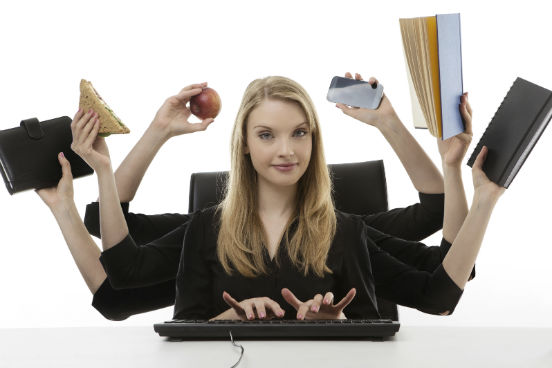 Muita gente acredita ser impossível manter um emprego e acompanhar as exigências de uma pós-graduação ao mesmo. No entanto, basta um pouco de organização para poder dar conta de todas as atividades necessárias. Veja algumas dicas a seguir. (Imagem: iStock) Muita gente acredita ser impossível manter um emprego e acompanhar as exigências de uma pós-graduação ao mesmo. No entanto, basta um pouco de organização para poder dar conta de todas as atividades necessárias. Veja algumas dicas a seguir. (Imagem: iStock)