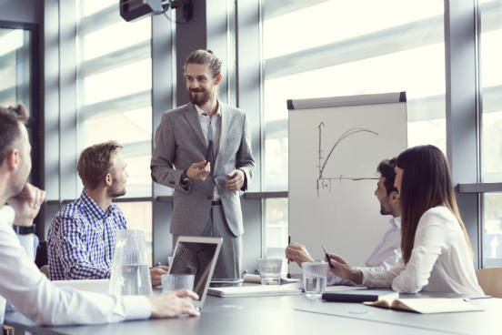 Apesar de a rotina ser bastante cansativa, Cordeiro garante: por incrível que pareça, a maioria dos melhores alunos da pós é formada por profissionais extremamente ocupados. Portanto, não se deixe intimidar pelas exigências e aproveite a experiência de aprendizado. (Imagem: iStock) Apesar de a rotina ser bastante cansativa, Cordeiro garante: por incrível que pareça, a maioria dos melhores alunos da pós é formada por profissionais extremamente ocupados. Portanto, não se deixe intimidar pelas exigências e aproveite a experiência de aprendizado. (Imagem: iStock)