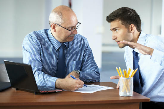 Dialogar com o chefe é fundamental para um bom andamento das atividades relacionadas ao trabalho e as da da pós. Para isso, tente organizar um sistema de reuniões periódicas com o seu chefe e conte o que você está aprendendo na pós e de que forma isso pode ser útil para a empresa. O chefe perceberá que está ganhando com a pós do funcionário, tornando-se mais flexível, afirma Cordeiro. (Imagem: iStock)