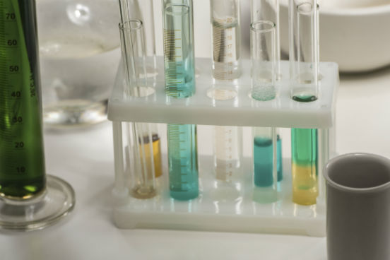 A solubilidade está ligada diretamente à polaridade molecular: uma molécula polar dissolve outra polar, enquanto uma molécula apolar dissolve outra apolar. É por isso, por exemplo, que a água dissolve o açúcar e não o óleo. Tanto água como açúcar são polares e apresentam ligações de hidrogênio entre suas moléculas; o óleo, por sua vez, é apolar. A solubilidade está ligada diretamente à polaridade molecular: uma molécula polar dissolve outra polar, enquanto uma molécula apolar dissolve outra apolar. É por isso, por exemplo, que a água dissolve o açúcar e não o óleo. Tanto água como açúcar são polares e apresentam ligações de hidrogênio entre suas moléculas; o óleo, por sua vez, é apolar.