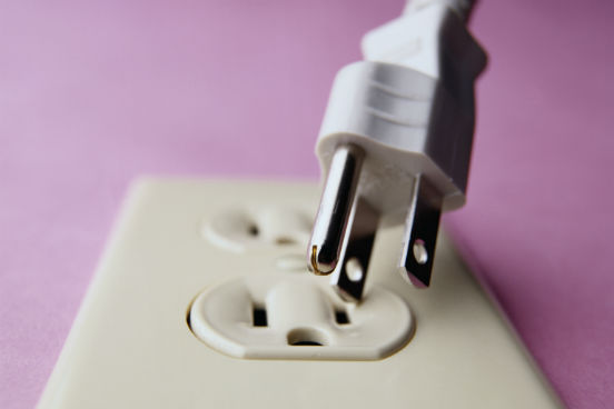 Já pensou se o plug do seu notebook não se encaixar em tomada nenhuma de onde você estiver morando? Uma boa dica é pesquisar o padrão de tomada do país e comprar um adaptador aqui no Brasil para não passar por esse estresse por lá. Outro macete é levar uma régua de tomada - afinal, você não tem como saber se vai chegar no seu quarto e encontrar uma única tomada para carregar seu computador, seu celular, sua câmera... (Imagem: Thinkstock)