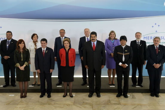 Os Estados partes se alternam na Presid&ecirc;ncia Pro Tempore do bloco a cada seis meses, seguindo a ordem alfab&eacute;tica do nome de cada pa&iacute;s. A sucess&atilde;o do cargo &eacute; realizada durante a C&uacute;pula de Presidentes do Mercosul. (Imagem: Wikimedia Commons)