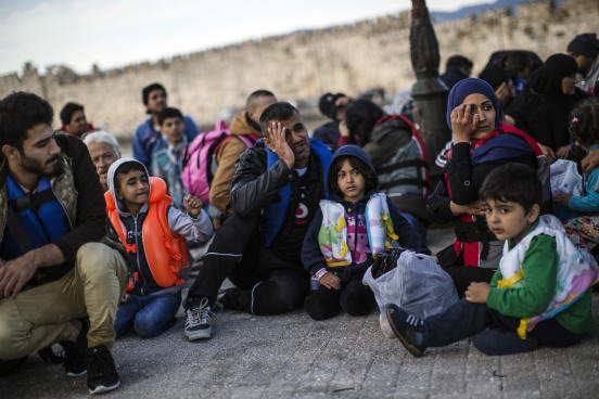 Os imigrantes acabam detidos nas ilhas gregas por não possuírem documentação legal para seguir a viagem, mas ali não têm acesso a alojamento adequado, água potável e muito menos a estruturas sanitárias. A Grécia afirma não ter condições de recebê-los por conta da crise financeira que assola o país desde 2008. (Imagem: Getty Images) Os imigrantes acabam detidos nas ilhas gregas por não possuírem documentação legal para seguir a viagem, mas ali não têm acesso a alojamento adequado, água potável e muito menos a estruturas sanitárias. A Grécia afirma não ter condições de recebê-los por conta da crise financeira que assola o país desde 2008. (Imagem: Getty Images)