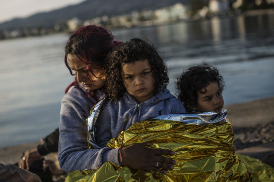 A maior parte dos imigrantes chega em embarcações vindas da Turquia e, segundo a Acnur, quase todos eles são refugiados das guerras do Afeganistão, do Iraque e da Síria. (Imagem: Getty Images) A maior parte dos imigrantes chega em embarcações vindas da Turquia e, segundo a Acnur, quase todos eles são refugiados das guerras do Afeganistão, do Iraque e da Síria. (Imagem: Getty Images)