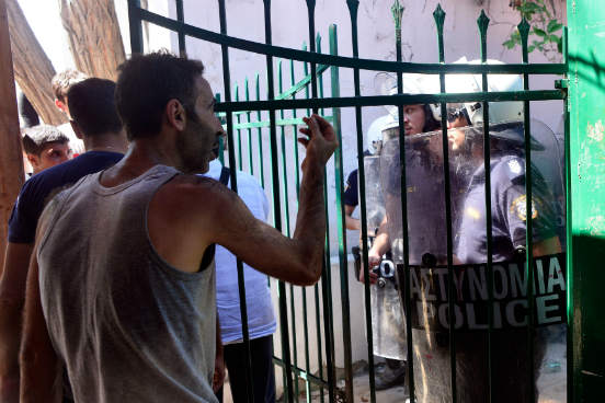 A situação é mais grave na ilha de Kos. Refugiados que aguardavam em um estádio de futebol, para obter a documentação de migração, entraram em conflito entre si e posteriormente com a polícia. Os imigrantes protestavam contra a dificuldade em se obter os documentos, além da falta de comida, más condições de higiene e falta de alojamento. (Imagem: Getty Images)