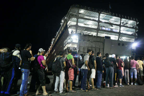 Em uma tentativa de controlar a situação, as autoridades gregas recentemente enviaram o ferry Eleftherios Venizelos para o porto de Kos. Ele tem capacidade para abrigar 2.500 refugiados e ajudará a acelerar os procedimentos de obtenção de documentação. Segundo a Acnur, os funcionários a bordo do ferry irão cadastrar os sírios já presentes na ilha e também os refugiados que forem chegando, independentemente de sua nacionalidade. (Imagem: Getty Images) Em uma tentativa de controlar a situação, as autoridades gregas recentemente enviaram o ferry Eleftherios Venizelos para o porto de Kos. Ele tem capacidade para abrigar 2.500 refugiados e ajudará a acelerar os procedimentos de obtenção de documentação. Segundo a Acnur, os funcionários a bordo do ferry irão cadastrar os sírios já presentes na ilha e também os refugiados que forem chegando, independentemente de sua nacionalidade. (Imagem: Getty Images)