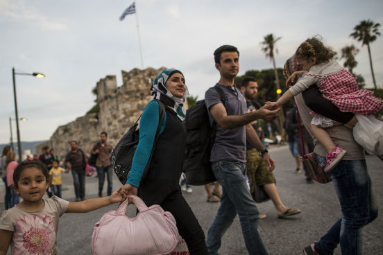 O primeiro ministro grego Alexis Tsipras afirmou que a situação no país faz com que a Grécia não viva apenas uma crise econômica, mas também humanitária. Organizações não governamentais, como a Save the Children, alertam para a situação das crianças que imigram com os pais - tanto pelo risco de contraírem doenças quanto por serem exploradas pela falta de abrigos adequados para elas. (Imagem: Getty Images) O primeiro ministro grego Alexis Tsipras afirmou que a situação no país faz com que a Grécia não viva apenas uma crise econômica, mas também humanitária. Organizações não governamentais, como a Save the Children, alertam para a situação das crianças que imigram com os pais - tanto pelo risco de contraírem doenças quanto por serem exploradas pela falta de abrigos adequados para elas. (Imagem: Getty Images)