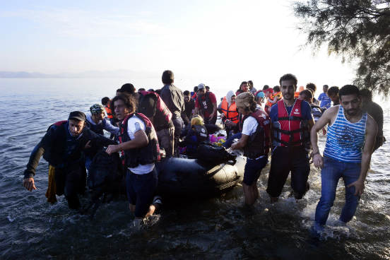 A travessia do Mediterrâneo virou negócio para traficantes de pessoas. Eles podem cobrar mais de 10 mil reais para quem deseja realizar a viagem. Como as embarcações costumam sair superlotadas, uma única viagem pode chegar a render milhões aos traficantes. (Imagem: Getty Images)