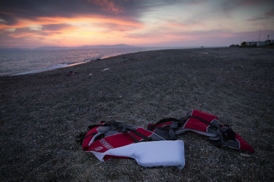 Estima-se que, somente entre 1º de janeiro e 14 de agosto de 2015, mais de 2.400 imigrantes morreram tentando atravessar o mar Mediterrâneo para chegar até a Europa. Em todo o ano de 2014, foram registradas 96 mortes. (Imagem: Getty Images) Estima-se que, somente entre 1º de janeiro e 14 de agosto de 2015, mais de 2.400 imigrantes morreram tentando atravessar o mar Mediterrâneo para chegar até a Europa. Em todo o ano de 2014, foram registradas 96 mortes. (Imagem: Getty Images)