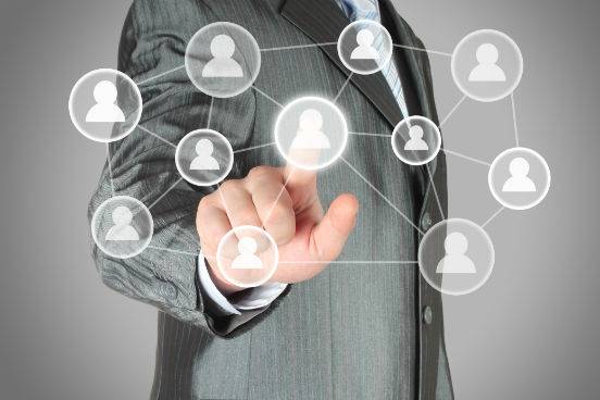 O networking &eacute; uma ferramenta muito importante dentro do universo da p&oacute;s-gradua&ccedil;&atilde;o e tamb&eacute;m do mercado de trabalho, pois atrav&eacute;s dele podem surgir excelentes oportunidades acad&ecirc;micas e profissionais, como indica&ccedil;&otilde;es de projetos ou vagas de emprego. Veja a seguir algumas dicas de como criar e manter uma boa rede de contatos. (Imagem: Thinkstock)