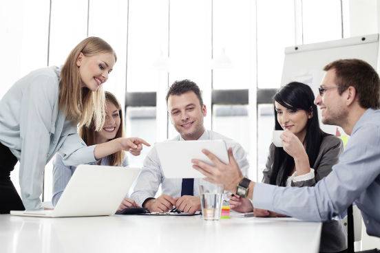Ambientes como a sala de aula e o escrit&oacute;rio do trabalho s&atilde;o os mais prop&iacute;cios para fazer contatos, at&eacute; porque as pessoas que est&atilde;o l&aacute; s&atilde;o da sua &aacute;rea e voc&ecirc;s provavelmente t&ecirc;m alguns interesses em comum. (Imagem: Thinkstock)