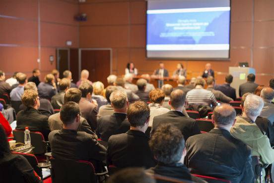 Palestras, congressos e at&eacute; reuni&otilde;es s&atilde;o importantes para entrar em contato com pessoas da sua &aacute;rea e de outros diversos setores. Ao participar, busque manter conversas produtivas e compartilhar ideias, mas n&atilde;o se esque&ccedil;a de planejar a&ccedil;&otilde;es futuras para manter esses novos contatos realizados ativos na sua rede.  (Imagem: Thinkstock)