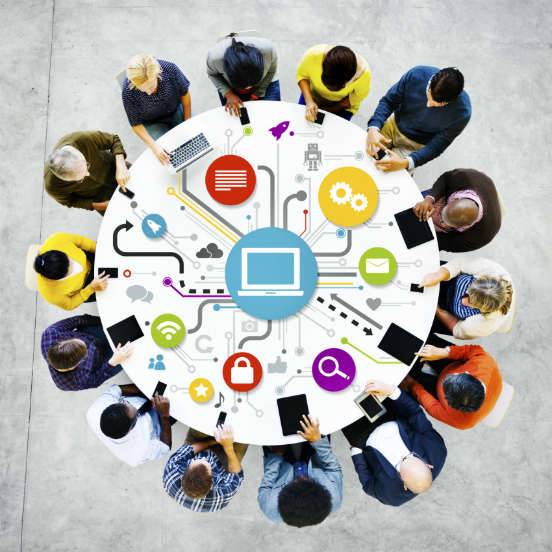 Ferramentas como Linkedin, Facebook e Twitter s&atilde;o grandes aliados do networking. Al&eacute;m de facilitarem a manuten&ccedil;&atilde;o dos contatos, elas s&atilde;o capazes de encurtar enormes dist&acirc;ncias. (Imagem: Thinkstock)