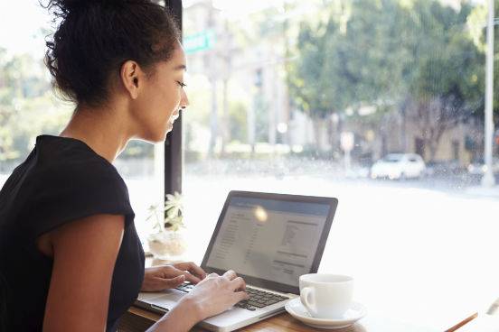 Saber conversar e ter um repert&oacute;rio de assuntos interessantes tamb&eacute;m &eacute; uma parte importante do networking. Por isso, procure estar sempre estar a par dos acontecimentos. (Imagem: Thinkstock)