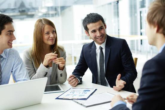 Crie oportunidades: marque almo&ccedil;os, happy hours, reuni&otilde;es para discutir eventuais possibilidades de trabalho. Mantenha contato com as pessoas e n&atilde;o se esque&ccedil;a dos seus objetivos. (Imagem: Thinkstock)