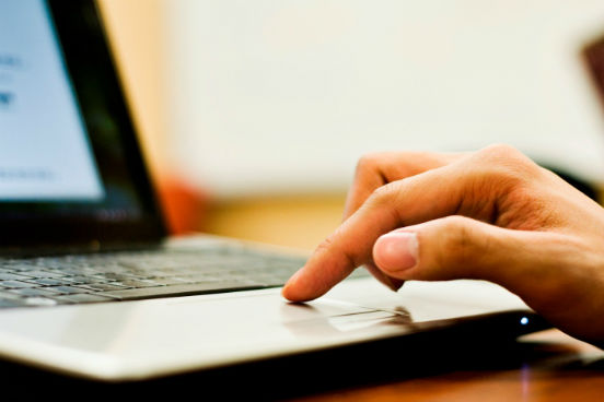 O portfólio de cursos do Coursera, plataforma aberta de ensino online, aumentou. Trinta novas especializações nas áreas de negócios, ciências da computação e ciência de dados foram lançadas nesta semana. Os programas reúnem cursos das melhores faculdades do mundo e podem ser feitos de maneira gratuita. O aluno paga apenas se quiser obter o certificado de conclusão da especialização. Todas estão em inglês, mas há uma especialização na área de ciências da computação que é em português e elaborada por professores da Unicamp. Confira, nas fotos, os temas e a autoria dos novos cursos. (Imagem: Thinkstock) O portfólio de cursos do Coursera, plataforma aberta de ensino online, aumentou. Trinta novas especializações nas áreas de negócios, ciências da computação e ciência de dados foram lançadas nesta semana. Os programas reúnem cursos das melhores faculdades do mundo e podem ser feitos de maneira gratuita. O aluno paga apenas se quiser obter o certificado de conclusão da especialização. Todas estão em inglês, mas há uma especialização na área de ciências da computação que é em português e elaborada por professores da Unicamp. Confira, nas fotos, os temas e a autoria dos novos cursos. (Imagem: Thinkstock)