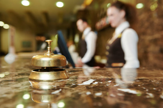 Temas básicos da área de hotelaria como gerência, distribuição e gestão de lucros são abordados nesta especialização da Essec Business School. O impacto de agências virtuais de turismo no já complexo setor hoteleiro global também é tratado no curso. Alunos entrarão em contato com ferramentas e técnicas para aperfeiçoar a oferta de serviços de hospitalidade e maximizar lucros. Caso o aluno deseje obter o certificado deverá pagar 256 dólares. Clique no Leia mais para acessar a página do curso no Coursera. (Imagem: Thinkstock) Temas básicos da área de hotelaria como gerência, distribuição e gestão de lucros são abordados nesta especialização da Essec Business School. O impacto de agências virtuais de turismo no já complexo setor hoteleiro global também é tratado no curso. Alunos entrarão em contato com ferramentas e técnicas para aperfeiçoar a oferta de serviços de hospitalidade e maximizar lucros. Caso o aluno deseje obter o certificado deverá pagar 256 dólares. Clique no Leia mais para acessar a página do curso no Coursera. (Imagem: Thinkstock)