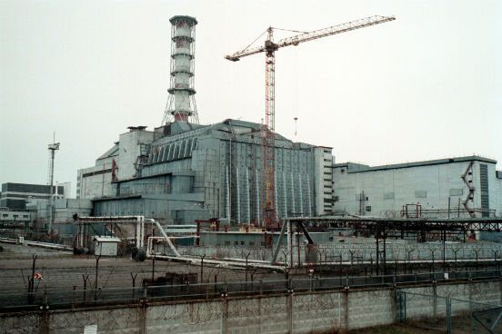 <strong>Chernobyl (Ucrânia). </strong>A explosão de um reator durante um teste de segurança na usina de Chernobyl, na Ucrânia, contaminou três quartos do território europeu. Estima-se que o acidente tenha causado a morte de cerca de 2 milhões de pessoas, tanto no dia da eventualidade quanto por doenças como câncer e outras deformidades causadas posteriormente pela radiação. Mesmo com a construção emergencial de uma estrutura de aço, concreto e chumbo na tentativa de isolar o local da explosão, Chernobyl permanece nociva até hoje - isso porque a radiação continua passando por algumas fissuras existentes nessa estrutura. (Imagem: Getty Images) <strong>Chernobyl (Ucrânia). </strong>A explosão de um reator durante um teste de segurança na usina de Chernobyl, na Ucrânia, contaminou três quartos do território europeu. Estima-se que o acidente tenha causado a morte de cerca de 2 milhões de pessoas, tanto no dia da eventualidade quanto por doenças como câncer e outras deformidades causadas posteriormente pela radiação. Mesmo com a construção emergencial de uma estrutura de aço, concreto e chumbo na tentativa de isolar o local da explosão, Chernobyl permanece nociva até hoje - isso porque a radiação continua passando por algumas fissuras existentes nessa estrutura. (Imagem: Getty Images)