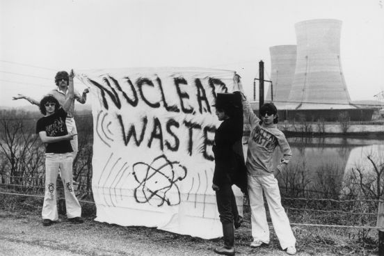 <strong>Three Mile Island (Estados Unidos). </strong>Antes mesmo do acidente de Chernobyl, o acidente de Three Mile Island, que aconteceu na Pensilvânia, em 1979, mudou os rumos da energia nuclear no mundo. O problema na usina teve início com uma falha mecânica, mas foi agravado por uma falha humana. O resultado foi o derretimento do centro de um dos reatores, o que tornou a radioatividade em torno da usina oito vezes maior do que a intensidade considerada como letal. O acidente foi classificado no nível 5 da Escala Internacional de Acidentes Nucleares (Ines), sendo o mínimo 0 e o máximo 7 - e foi depois dele que a energia nuclear passou a ser vista com maus olhos (a imagem mostra um dos protestos feitos lá pela população). (Imagem: Getty Images)