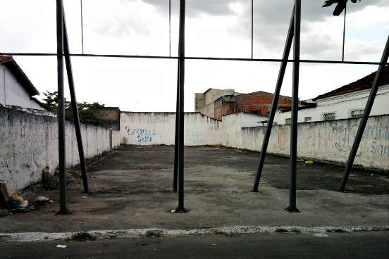 <strong>Goiânia (Brasil). </strong>O maior acidente radioativo do Brasil e o maior do mundo ocorrido fora de usinas nucleares aconteceu em Goiânia, em 1987. Tudo aconteceu por conta de um aparelho de radioterapia que foi descartado irregularmente. Dois catadores de papel o encontraram e o levaram até um ferro-velho, onde ele foi desmontado. O césio 137, material radioativo que estava dentro de uma cápsula no interior do aparelho, logo chamou a atenção das pessoas por apresentar uma coloração azul no escuro. O material foi sendo distribuído entre as pessoas, que o manuseavam sem o menor cuidado. Não demorou para que aparecessem os primeiros sintomas de contaminação por radioatividade. A Associação das Vítimas do Césio 137 estima que, até hoje, mais de 100 pessoas morreram e cerca de 1,5 mil foram afetadas pela radiação. <strong>Goiânia (Brasil). </strong>O maior acidente radioativo do Brasil e o maior do mundo ocorrido fora de usinas nucleares aconteceu em Goiânia, em 1987. Tudo aconteceu por conta de um aparelho de radioterapia que foi descartado irregularmente. Dois catadores de papel o encontraram e o levaram até um ferro-velho, onde ele foi desmontado. O césio 137, material radioativo que estava dentro de uma cápsula no interior do aparelho, logo chamou a atenção das pessoas por apresentar uma coloração azul no escuro. O material foi sendo distribuído entre as pessoas, que o manuseavam sem o menor cuidado. Não demorou para que aparecessem os primeiros sintomas de contaminação por radioatividade. A Associação das Vítimas do Césio 137 estima que, até hoje, mais de 100 pessoas morreram e cerca de 1,5 mil foram afetadas pela radiação.