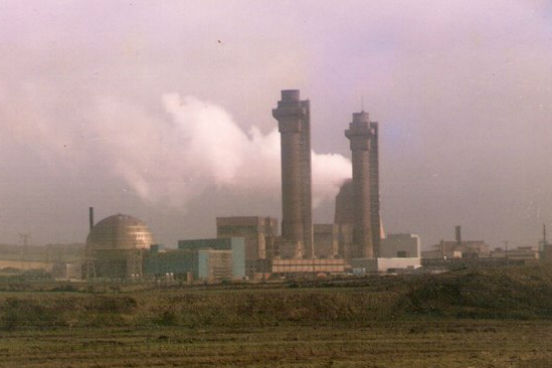 <strong>Windscale (Inglaterra). </strong>O maior acidente nuclear da Inglaterra aconteceu em 1957, após a Segunda Guerra Mundial, quando o país buscava desenvolver armas nucleares. Na tentativa de fazer uma bomba atômica, um reator na cidade de Windscale pegou fogo por três dias, liberando resíduos radioativos pelo território do Reino Unido e também da Europa. O governo inglês tentou acabar o caso, que supostamente causou mais de 200 casos de câncer entre os habitantes de cidades vizinhas. <strong>Windscale (Inglaterra). </strong>O maior acidente nuclear da Inglaterra aconteceu em 1957, após a Segunda Guerra Mundial, quando o país buscava desenvolver armas nucleares. Na tentativa de fazer uma bomba atômica, um reator na cidade de Windscale pegou fogo por três dias, liberando resíduos radioativos pelo território do Reino Unido e também da Europa. O governo inglês tentou acabar o caso, que supostamente causou mais de 200 casos de câncer entre os habitantes de cidades vizinhas.