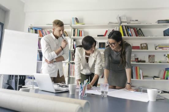 Busque manter contato com pessoas que você achar criativas e inspiracionais. Dar ouvidos a novas perspectivas e trocar ideias sobre como elas lidariam com as mais diversas situações pode fazer com que você reconstrua seus próprios pensamentos. (Imagem: iStock)