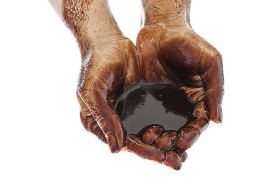 O petr&oacute;leo &eacute; um l&iacute;quido escuro, viscoso e oleoso. Ele possui uma densidade baixa - menor que a da &aacute;gua - e &eacute; formado principalmente por hidrocarbonetos, ou seja, compostos que possuem apenas carbono e hidrog&ecirc;nio. Vale ressaltar que o petr&oacute;leo &eacute; uma mistura de l&iacute;quidos com gases e s&oacute;lidos. (Imagem: Thinkstock)