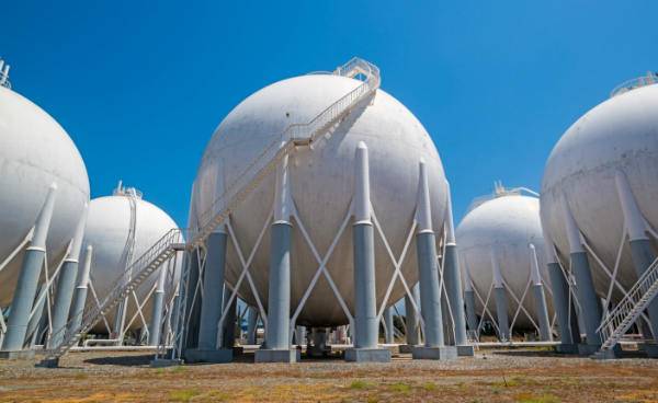 Gasolina, diesel e outros derivados s&atilde;o obtidos do pretr&oacute;leo atrav&eacute;s do processo de destila&ccedil;&atilde;o nas refinarias. Ap&oacute;s ser aquecido at&eacute; se transformar totalmente em vapor, o petr&oacute;leo &eacute; levado para uma torre de destila&ccedil;&atilde;o. Nela, o vapor &eacute; resfriado a temperaturas diferentes e vira l&iacute;quido. Como cada um dos produtos obtidos do petr&oacute;leo possui um ponto de evapora&ccedil;&atilde;o diferente, cada fra&ccedil;&atilde;o da torre &eacute; respons&aacute;vel por separar um deles. (Imagem: Thinkstock)