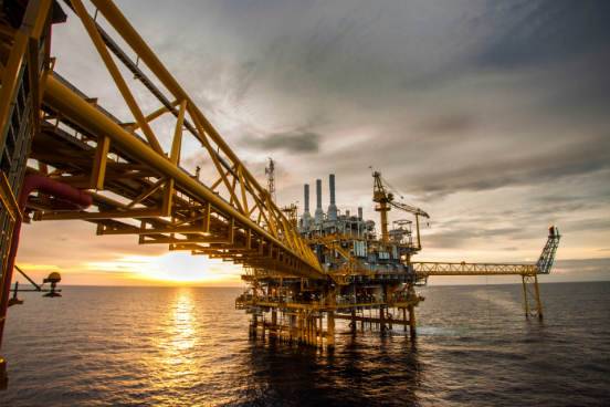 Atualmente, os tr&ecirc;s principais produtores de petr&oacute;leo do mundo, segundo a companhia brit&acirc;nica BP, s&atilde;o os Estados Unidos, a Ar&aacute;bia Saudita e a R&uacute;ssia. Cada um produz, respectivamente, 11,64, 11,5 e 10,83 milh&otilde;es de barris de petr&oacute;leo por dia. Esta &eacute; a primeira vez que os Estados Unidos ultrapassam a Ar&aacute;bia Saudita desde 1975, fato que se deu gra&ccedil;as ao &oacute;leo de xisto. (Imagem: Thinkstock)