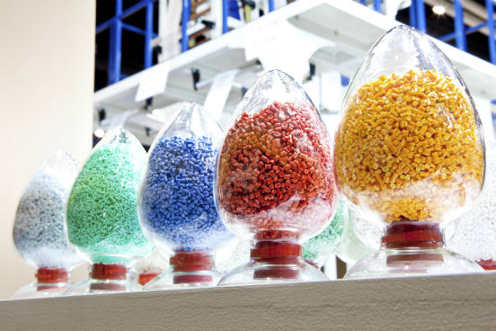 Os polímeros podem ser classificados conforme o número de repetições dos monômeros: dímero, quando existem duas unidades em cadeia e portanto uma repetição; trímero, quando existem três unidades em cadeia e assim duas repetições; polímeros, quando existem n repetições em cadeia. (Imagem: Thinkstock) Os polímeros podem ser classificados conforme o número de repetições dos monômeros: dímero, quando existem duas unidades em cadeia e portanto uma repetição; trímero, quando existem três unidades em cadeia e assim duas repetições; polímeros, quando existem n repetições em cadeia. (Imagem: Thinkstock)