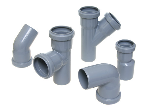 Os polímeros podem ser termoplásticos, que é o tipo de plástico mais comum no mercado. Esse tipo de polímero é artificial e apresenta um alto potencial para reciclagem. São exemplos de polímeros termoplásticos o polietileno e o policloreto de vinil (PVC). (Imagem: Thinkstock) Os polímeros podem ser termoplásticos, que é o tipo de plástico mais comum no mercado. Esse tipo de polímero é artificial e apresenta um alto potencial para reciclagem. São exemplos de polímeros termoplásticos o polietileno e o policloreto de vinil (PVC). (Imagem: Thinkstock)