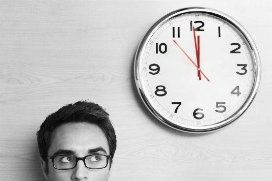 Depois de definir quais tarefas voc&ecirc; vai fazer em um determinado dia, estabele&ccedil;a tamb&eacute;m um hor&aacute;rio para cada uma delas. Seguindo a ideia de estudar C&aacute;lculo das 10 &agrave;s 13h ao inv&eacute;s de estudar C&aacute;lculo por 3 horas, por exemplo, voc&ecirc; n&atilde;o ter&aacute; como deixar todas as suas tarefas para o fim do dia. (Imagem: Thinkstock)