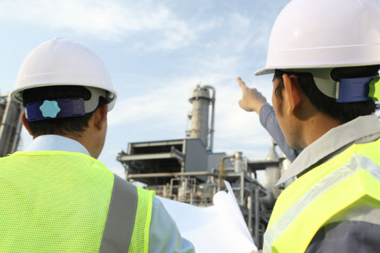 O que fazem: o engenheiro naval projeta, coordena e supervisiona a produção de embarcações, além de construir plataformas marítimas e tubulações para o transporte de petróleo. Já o engenheiro de petróleo desenvolve e executa projetos de exploração e produção do recurso. Porque estão em baixa: carreiras ligadas ao petróleo já não são tão promissoras quanto se pintava há alguns anos, observa Rodrigo Maranini, gerente da Talenses. A operação Lava Jato, o momento da economia brasileira e a queda do preço do barril de petróleo são os principais fatores por trás da paralisação de muitos projetos e consequente demissão de profissionais. (Imagem: Thinkstock) O que fazem: o engenheiro naval projeta, coordena e supervisiona a produção de embarcações, além de construir plataformas marítimas e tubulações para o transporte de petróleo. Já o engenheiro de petróleo desenvolve e executa projetos de exploração e produção do recurso. Porque estão em baixa: carreiras ligadas ao petróleo já não são tão promissoras quanto se pintava há alguns anos, observa Rodrigo Maranini, gerente da Talenses. A operação Lava Jato, o momento da economia brasileira e a queda do preço do barril de petróleo são os principais fatores por trás da paralisação de muitos projetos e consequente demissão de profissionais. (Imagem: Thinkstock)