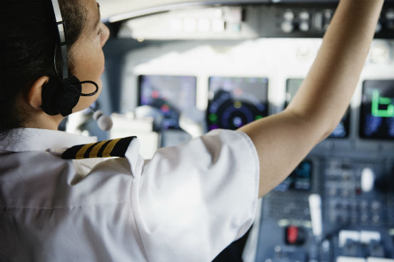 Definir a rotina de um piloto não foi fácil para 71% dos pais entrevistados no Brasil. Já na lista que engloba pais dos 17 países em que a pesquisa foi feita, a carreira não aparece entre as 10 mais difícieis de explicar, segundo os dados do LinkedIn. (Imagem: Thinkstock) Definir a rotina de um piloto não foi fácil para 71% dos pais entrevistados no Brasil. Já na lista que engloba pais dos 17 países em que a pesquisa foi feita, a carreira não aparece entre as 10 mais difícieis de explicar, segundo os dados do LinkedIn. (Imagem: Thinkstock)