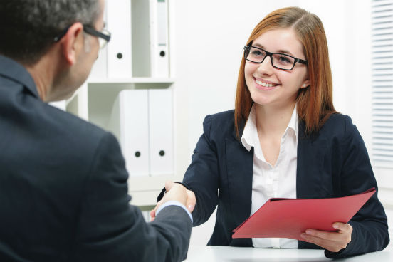 A retração da economia e a pouca expectativa de aumento na remuneração dos executivos trazem desafios importantes para os departamentos de recursos humanos. O mais comum é que esse profissional tenha formação em Recursos Humanos, Psicologia, Administração de Empresas, Engenharia ou Economia. Experiência prévia é essencial para gestores. (Imagem: Thinkstock) A retração da economia e a pouca expectativa de aumento na remuneração dos executivos trazem desafios importantes para os departamentos de recursos humanos. O mais comum é que esse profissional tenha formação em Recursos Humanos, Psicologia, Administração de Empresas, Engenharia ou Economia. Experiência prévia é essencial para gestores. (Imagem: Thinkstock)