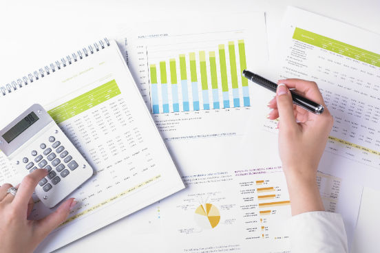 A complexa matriz tributária brasileira explica por que este profissional é muito procurado. A sua contratação potencializa chances de aumento da rentabilidade com estudos de viabilidade fiscal de novos projetos e estratégias para redução da carga de impostos, diz Rodrigo Miwa, sócio da Hound. O profissional tem um perfil de formação em Ciências Contábeis e direito. Pós-graduação e especialização na área são um diferencial, segundo especialistas. Multinacionais exigem inglês fluente. (Imagem: Thinkstock) A complexa matriz tributária brasileira explica por que este profissional é muito procurado. A sua contratação potencializa chances de aumento da rentabilidade com estudos de viabilidade fiscal de novos projetos e estratégias para redução da carga de impostos, diz Rodrigo Miwa, sócio da Hound. O profissional tem um perfil de formação em Ciências Contábeis e direito. Pós-graduação e especialização na área são um diferencial, segundo especialistas. Multinacionais exigem inglês fluente. (Imagem: Thinkstock)